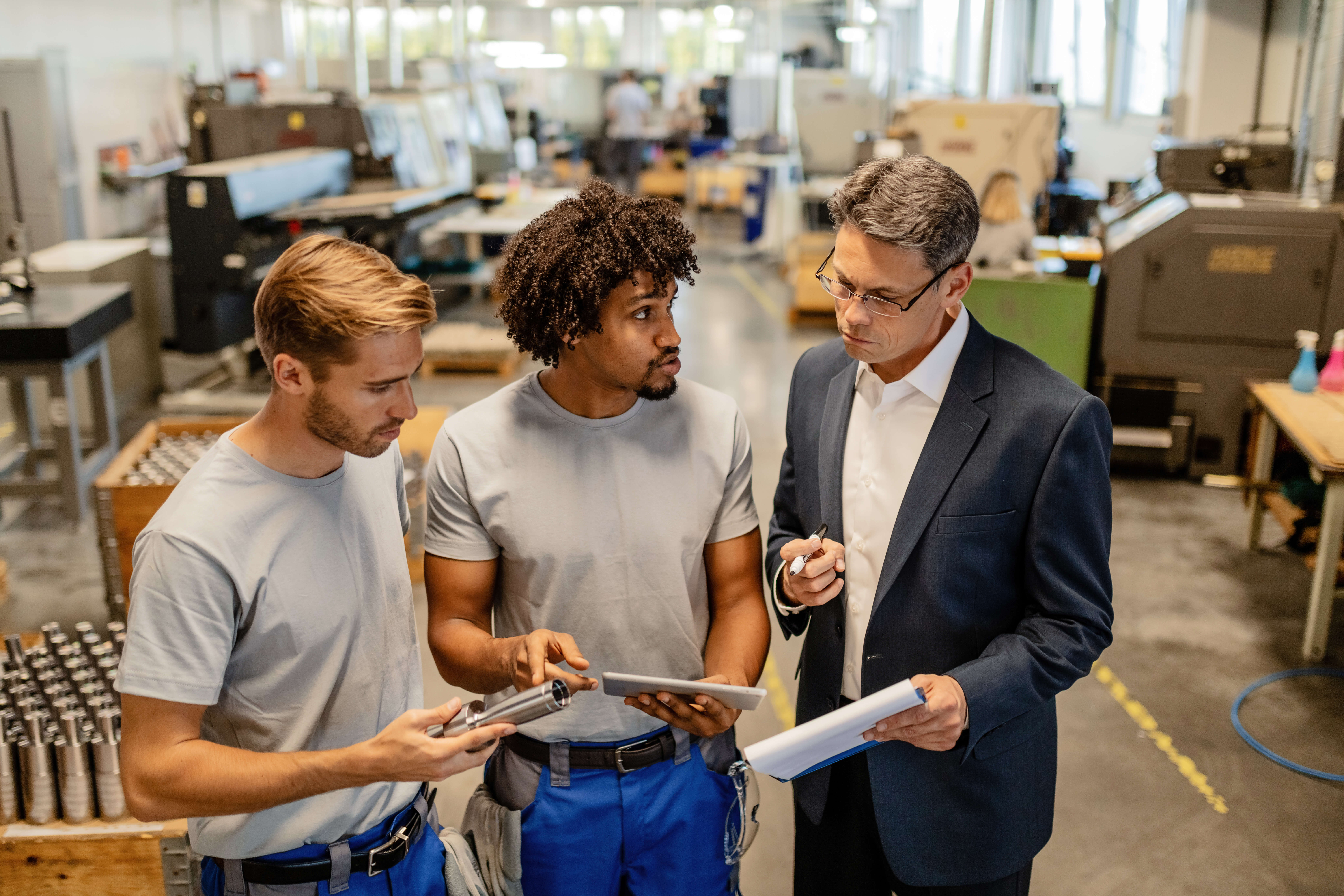 trois hommes analysant des plans