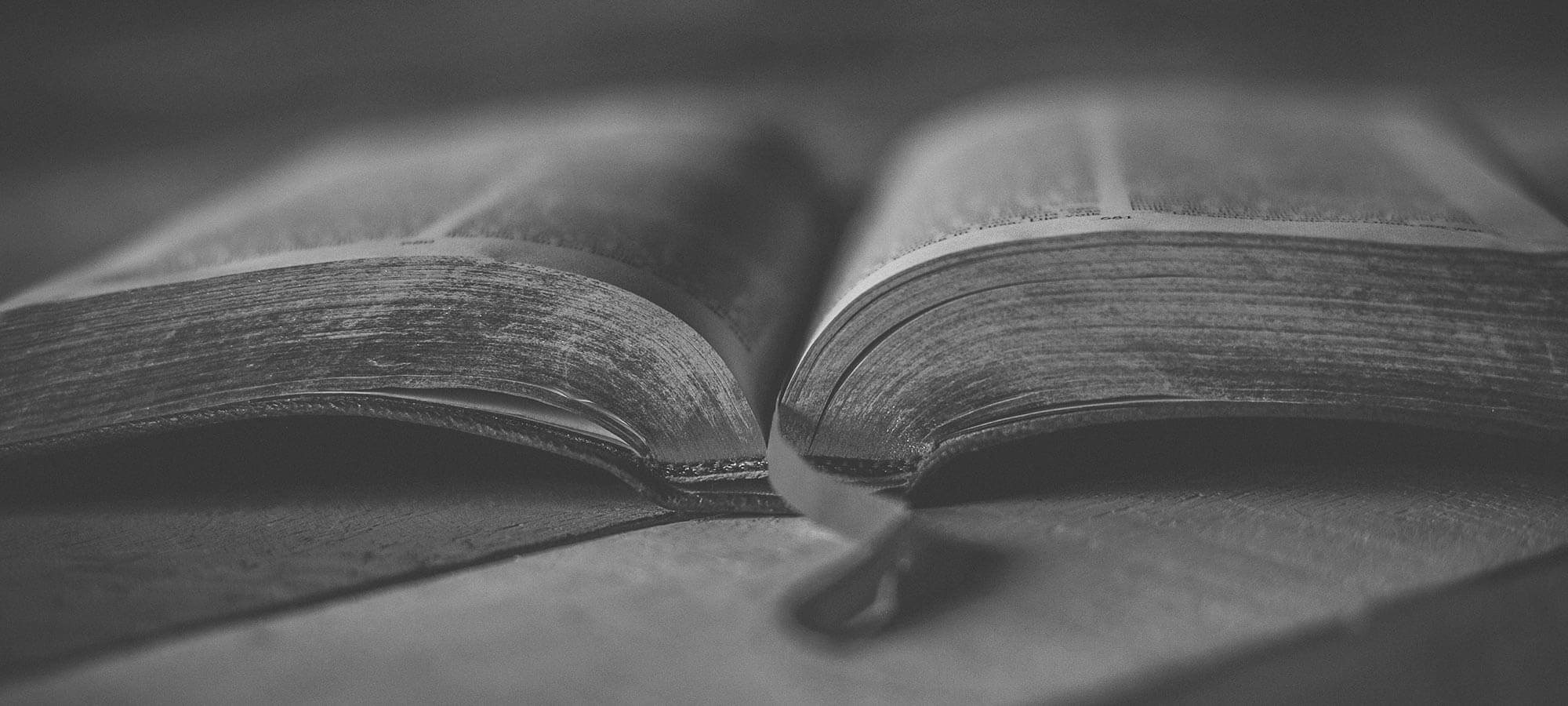 Un livre ouvert sur une table